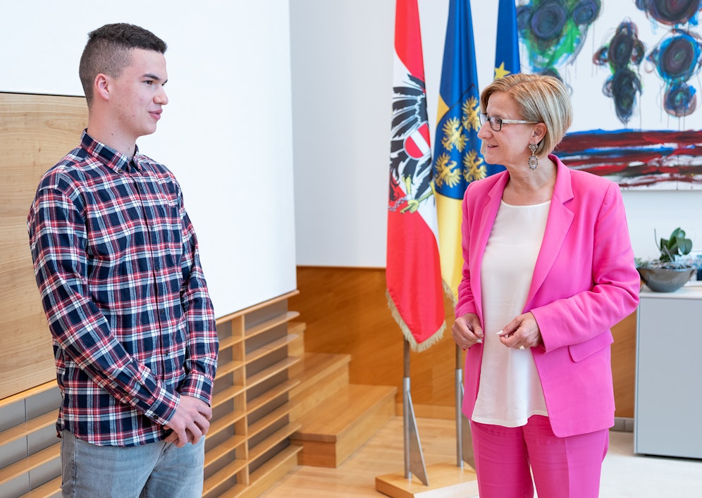Mikl-Leitner im Gespräch mit Alexander Rauscher, der gerade eine Lehre in der IT-Abteilung des Landes NÖ absolviert.