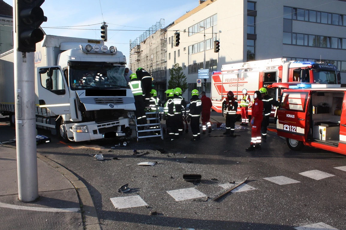 Beide Fahrzeuge wurden bei dem Unfall schwer beschädigt.