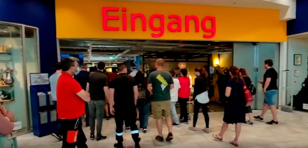 Vor dem Lockdown kam es immer wieder zu Warteschlangen in Möbelhäusern.
