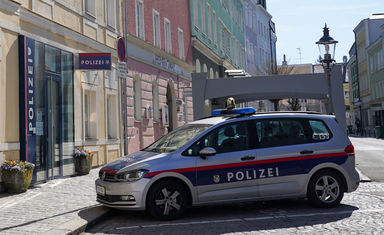 Heute.at - Alko-Crash ohne Schein: Polizei forscht Lenker aus