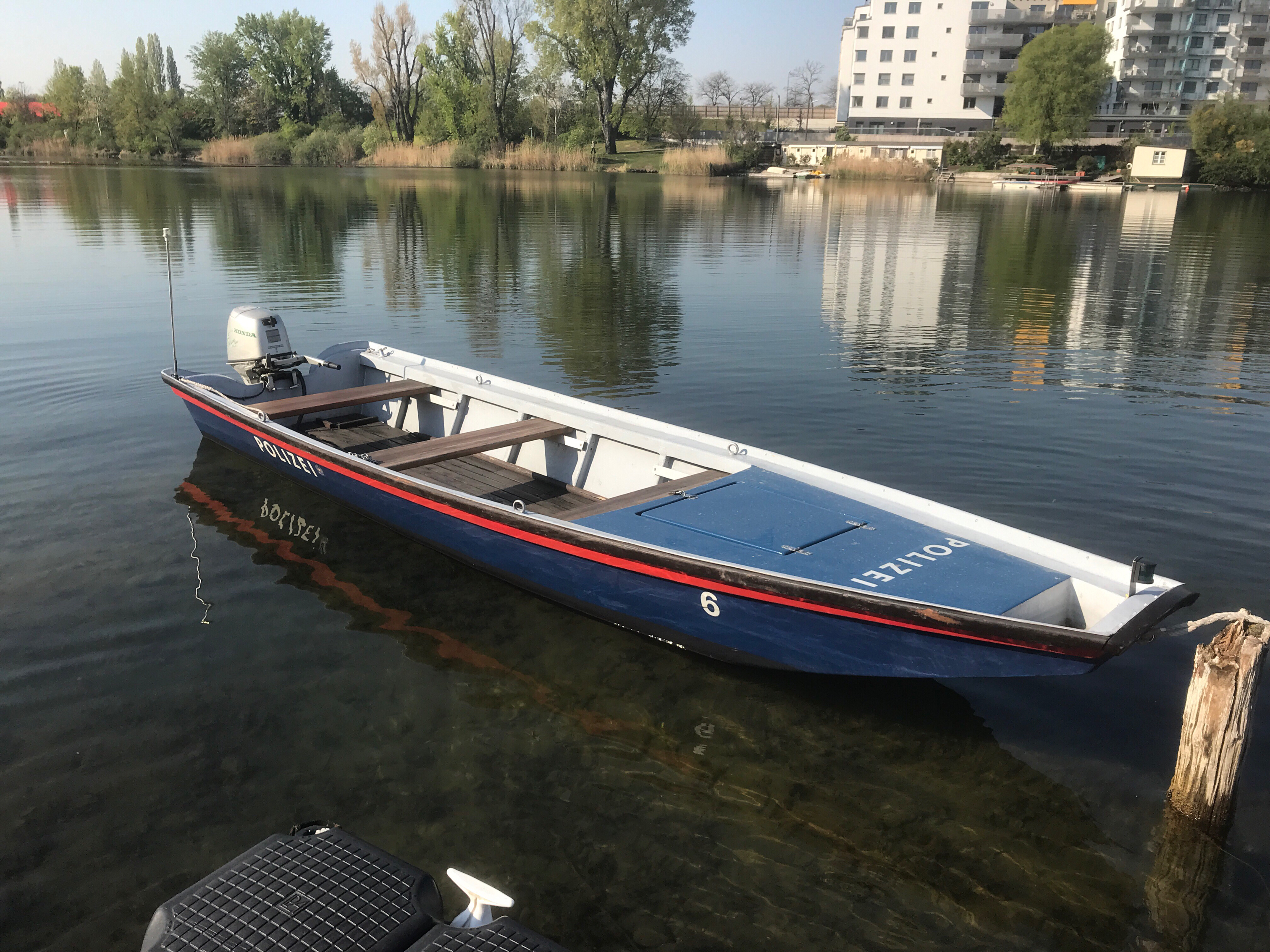 Die Polizei war auch mit einem Boot im Einsatz.