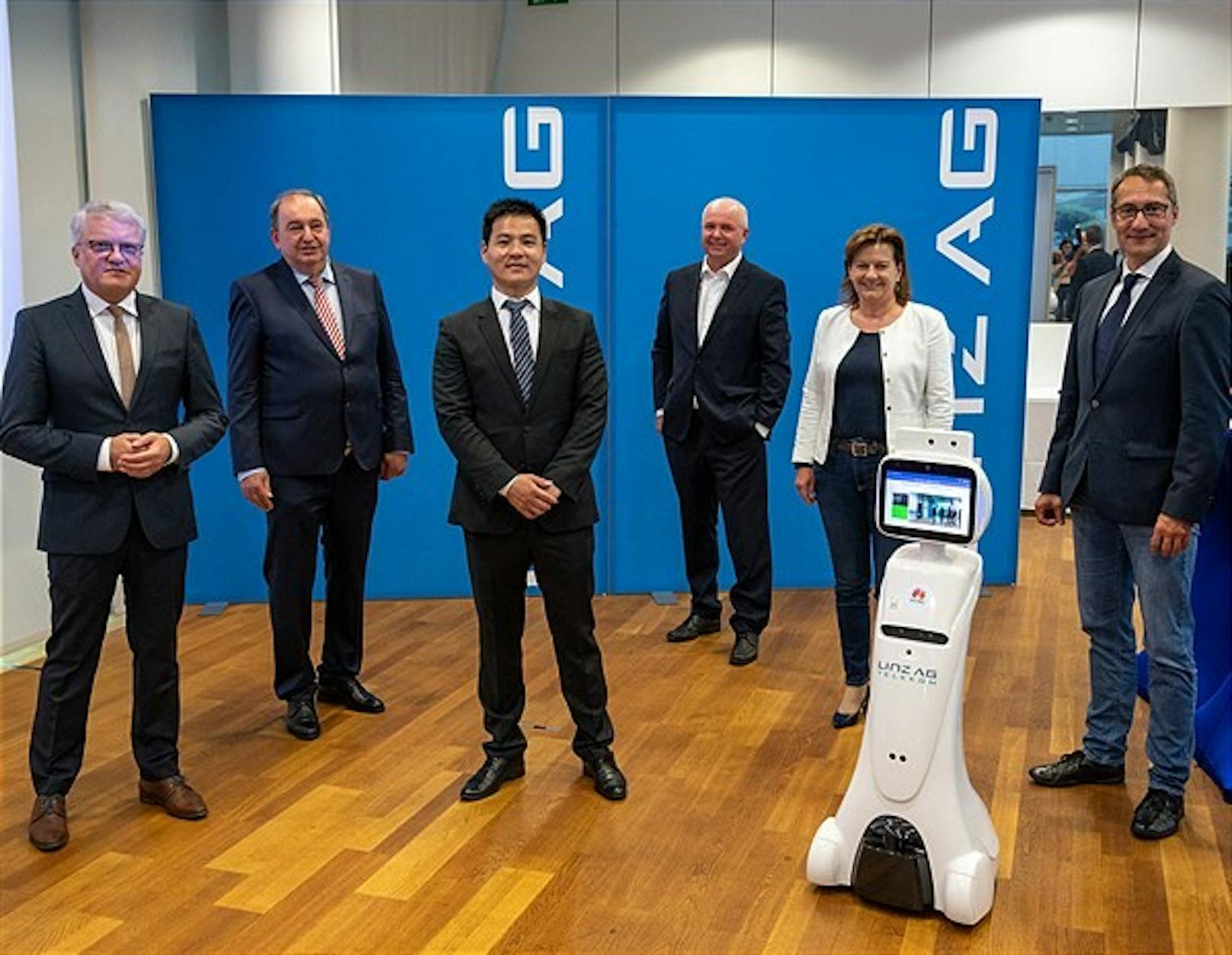 Huawei & LIWEST präsentieren 5G-Gesundheitsroboter für Seniorenzentrum der Stadt Linz.