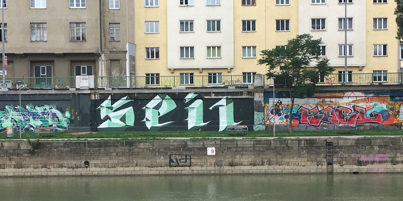 Einige interpretieren das Graffiti als Hakenkreuz und den Schriftzug "Heil".
