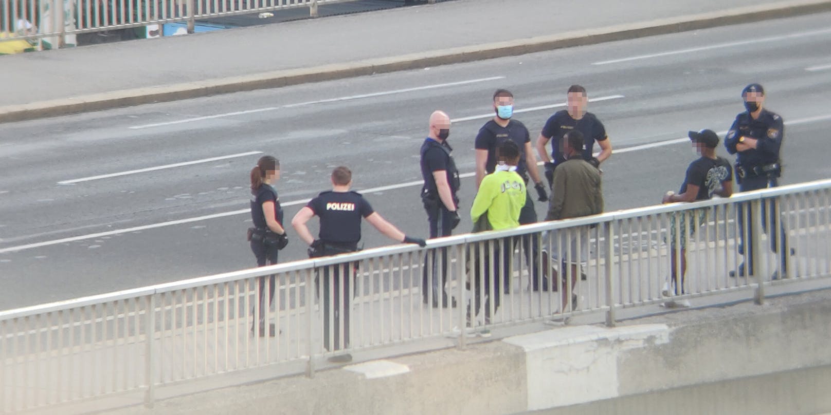 Polizei-Einsatz auf der Salztorbrücke beim Donaukanal