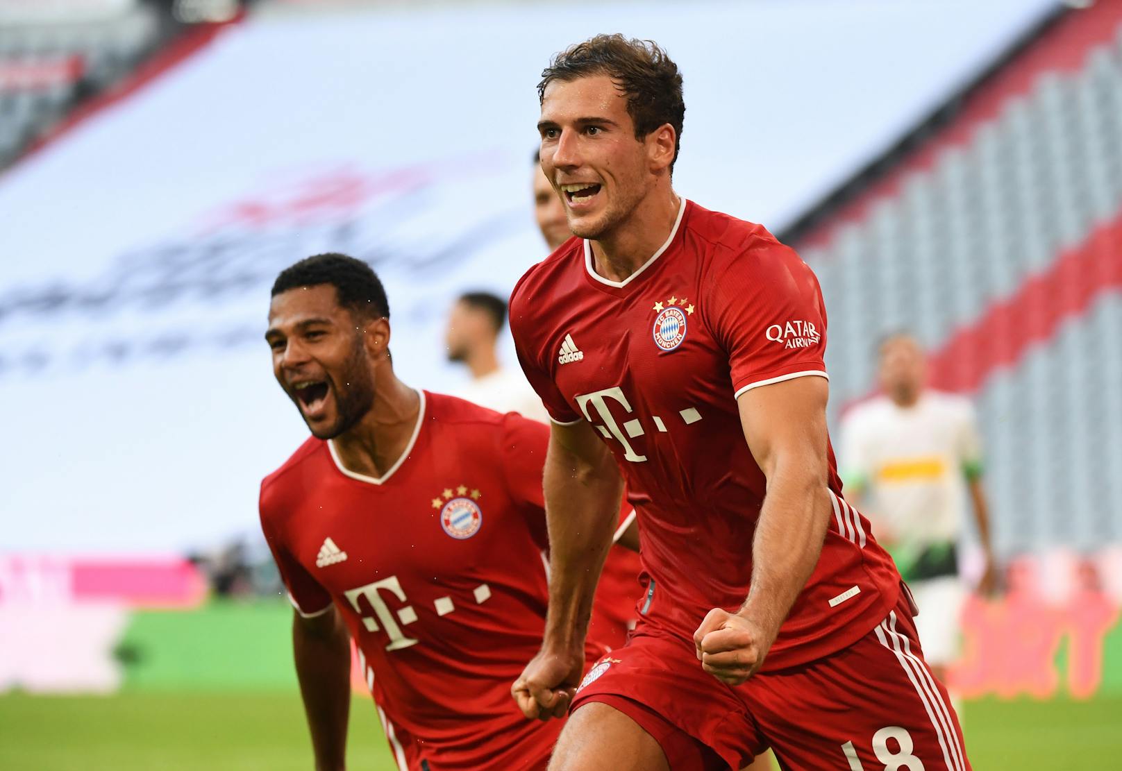Die Bayern feiern den Last-Minute-Sieg. 