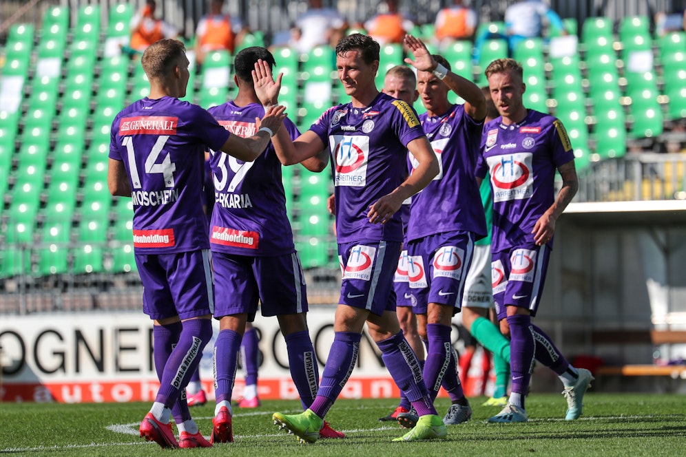 Die Austria feiert den Kantersieg in Mattersburg.