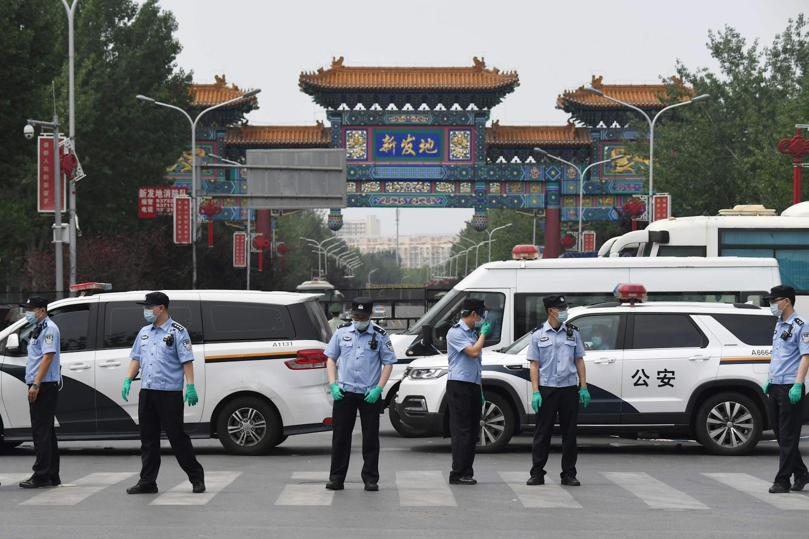Wegen neuer Corona-Fälle haben die Behörden in Peking mehrere Wohngebiete abgeriegelt.