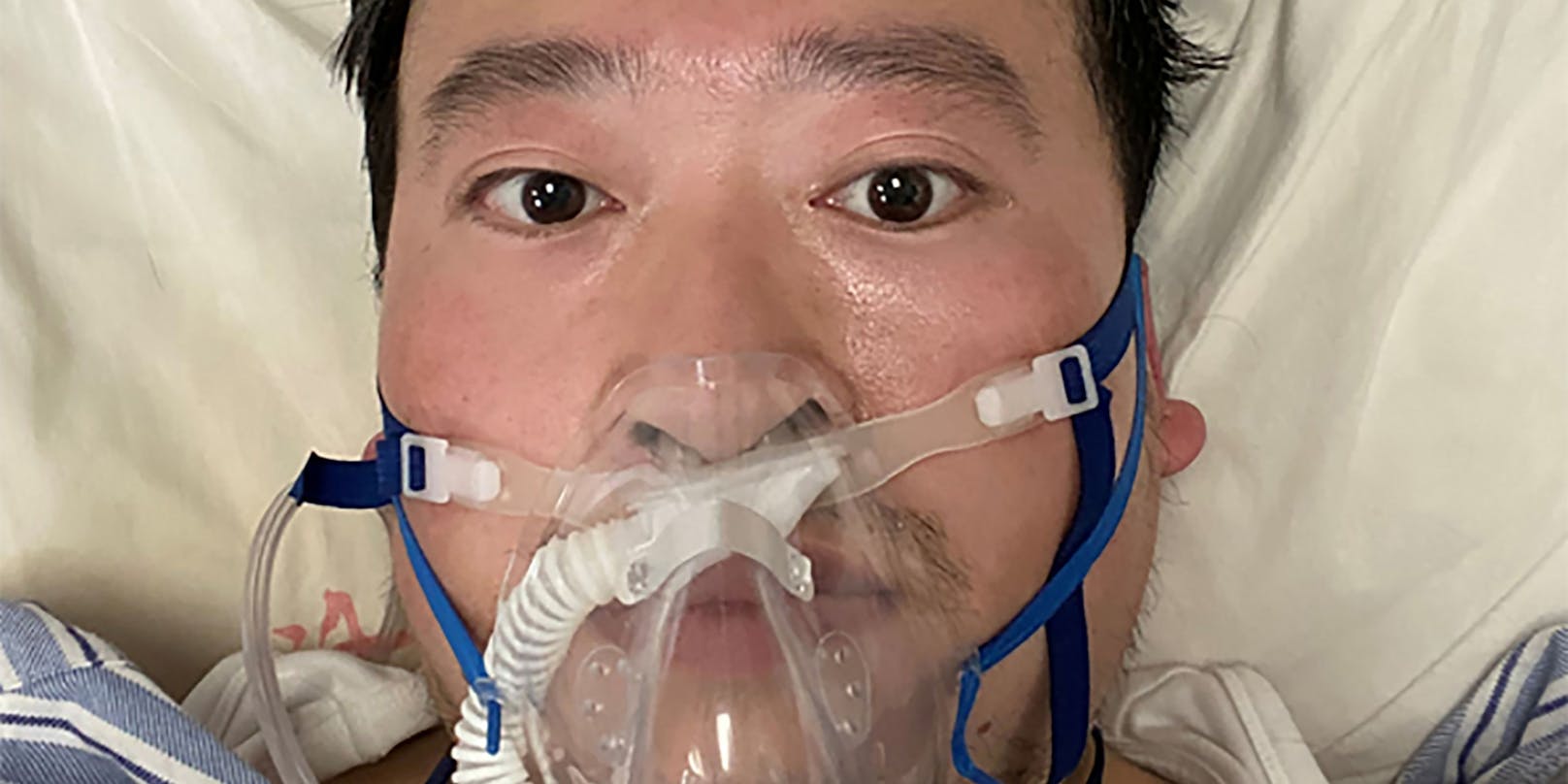 Am 3. Februar 2020, vier Tage vor seinem Tod, machte Dr. Li Wenliang ein Selfie aus seinem Krankenbett. Der chinesische Arzt starb an den Folgen von Covid-19. Wochen zuvor hatte er als einer der ersten auf die Gefährlichkeit des neuen Coronavirus aufmerksam gemacht.