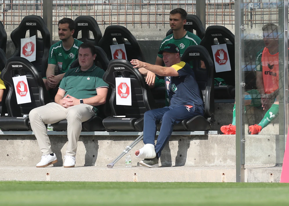Thomas Silberberger hüpfte nach dem 2:0 jubelnd durch die Coachingzone.