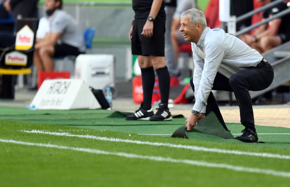 Dortmund-Coach Lucien Favre verletzt sich beim Jubeln. 