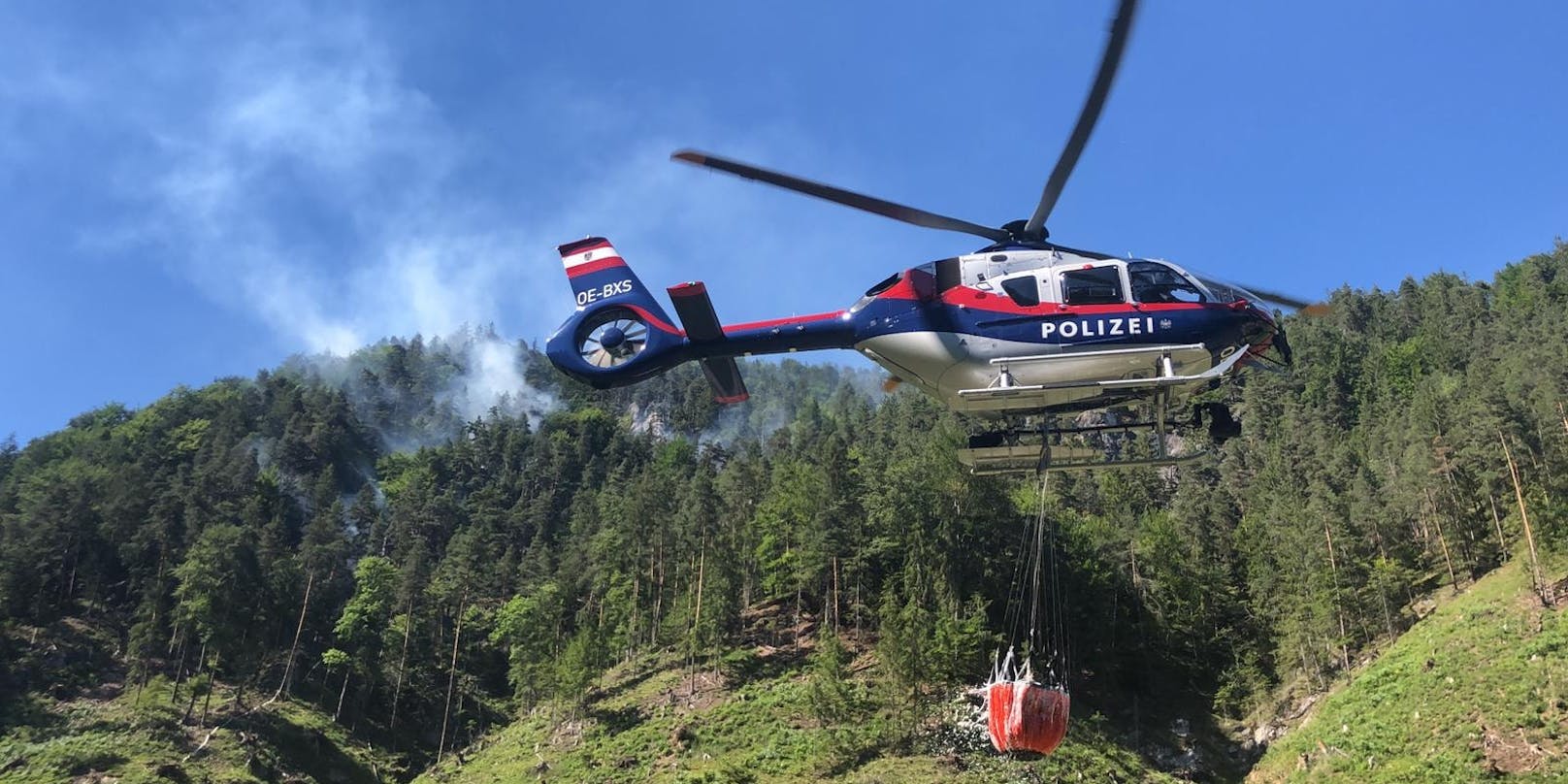 Zwei Hubschrauber des Innenministeriums waren im Löscheinsatz, ein Hubschrauber des Bundesheeres hat die Feuerwehrleute in das steile Gelände gebracht.