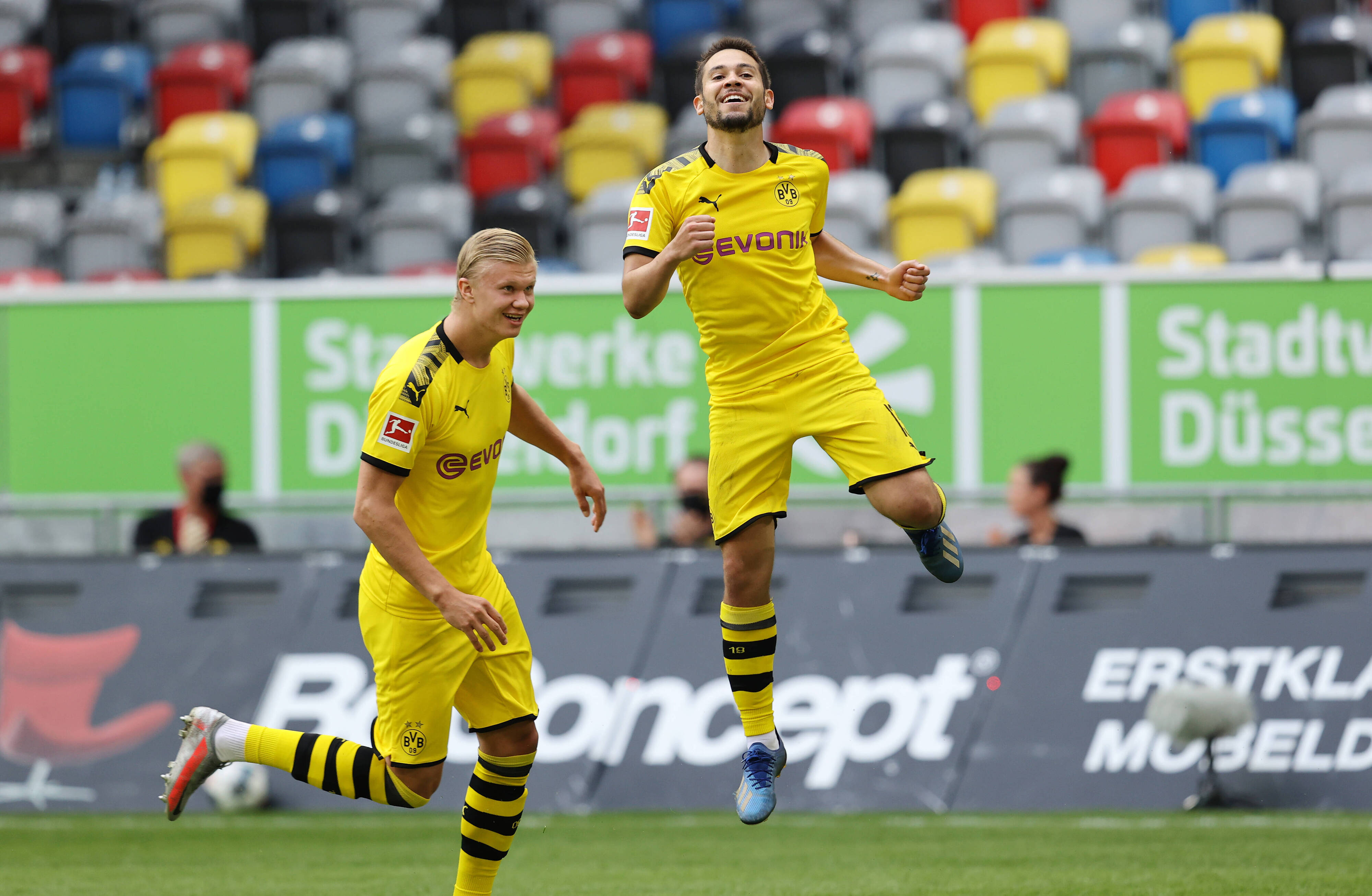 Erling Haaland und Raphaël Guerreiro jubeln zu früh. Das vermeintliche 1:0 zählt wegen Handspiels nicht. Haaland erzielt später doch noch das erlösende Tor.