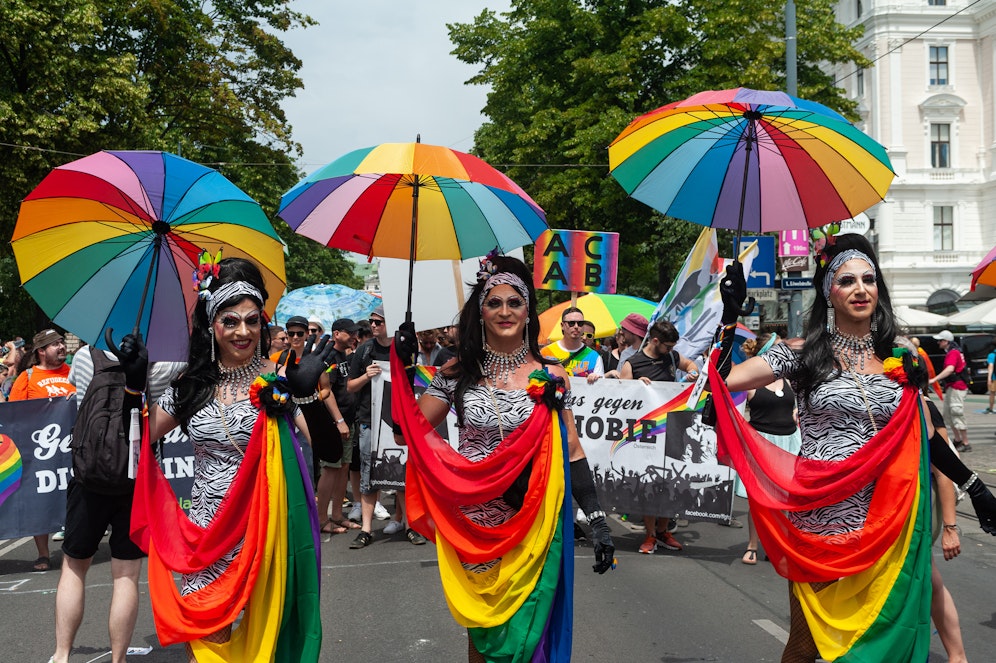 Die heurigen Regebogenparade, das Highlight jeder Vienna Pride, kehrt zu ihren Wurzeln zurück: Statt Party-Trucks wird heuer um den Ring geradelt und spaziert.