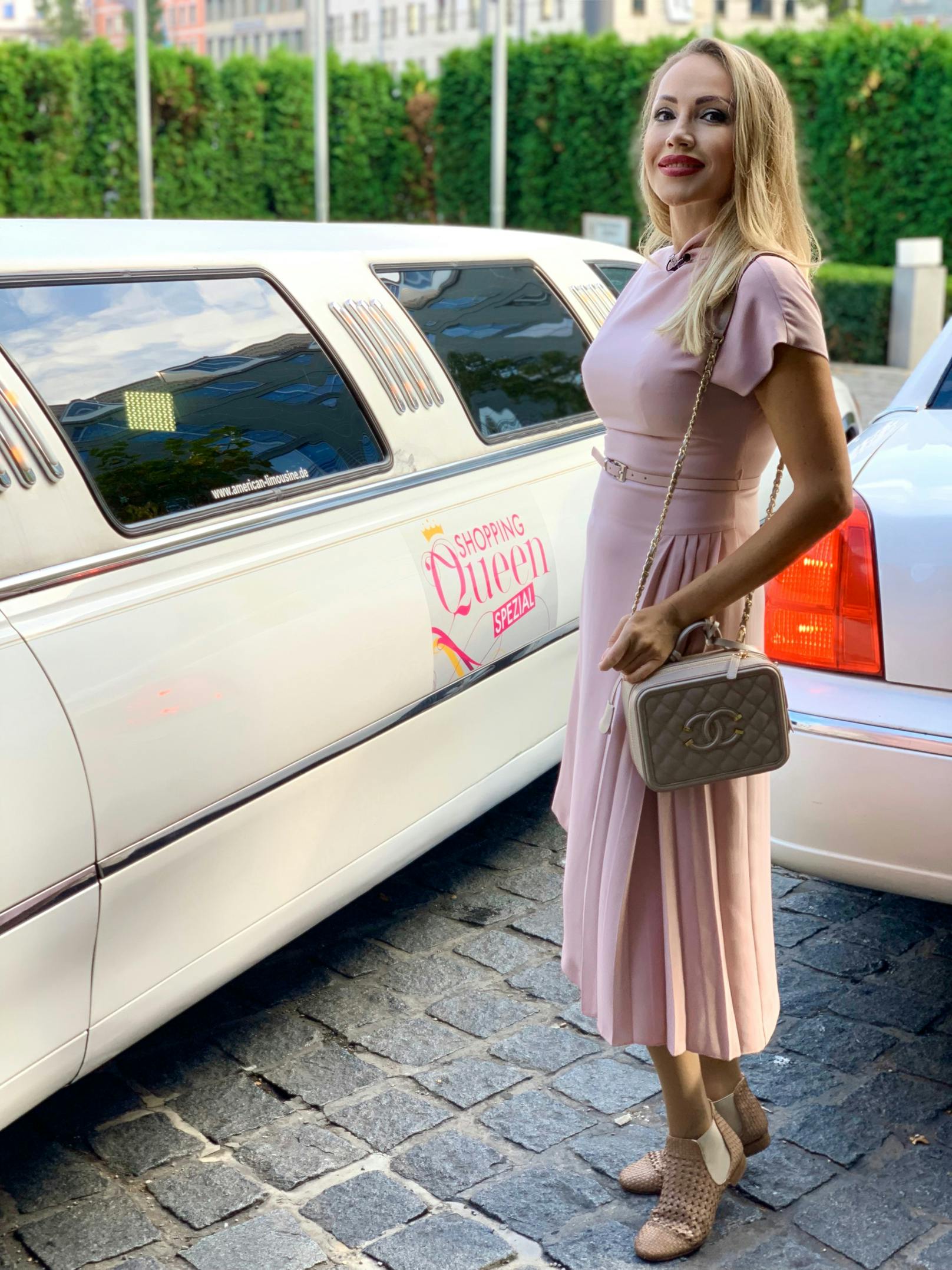 Ekaterina Mucha mit Chanel-Tasche und modischem Kleid bei "Shopping Queen"