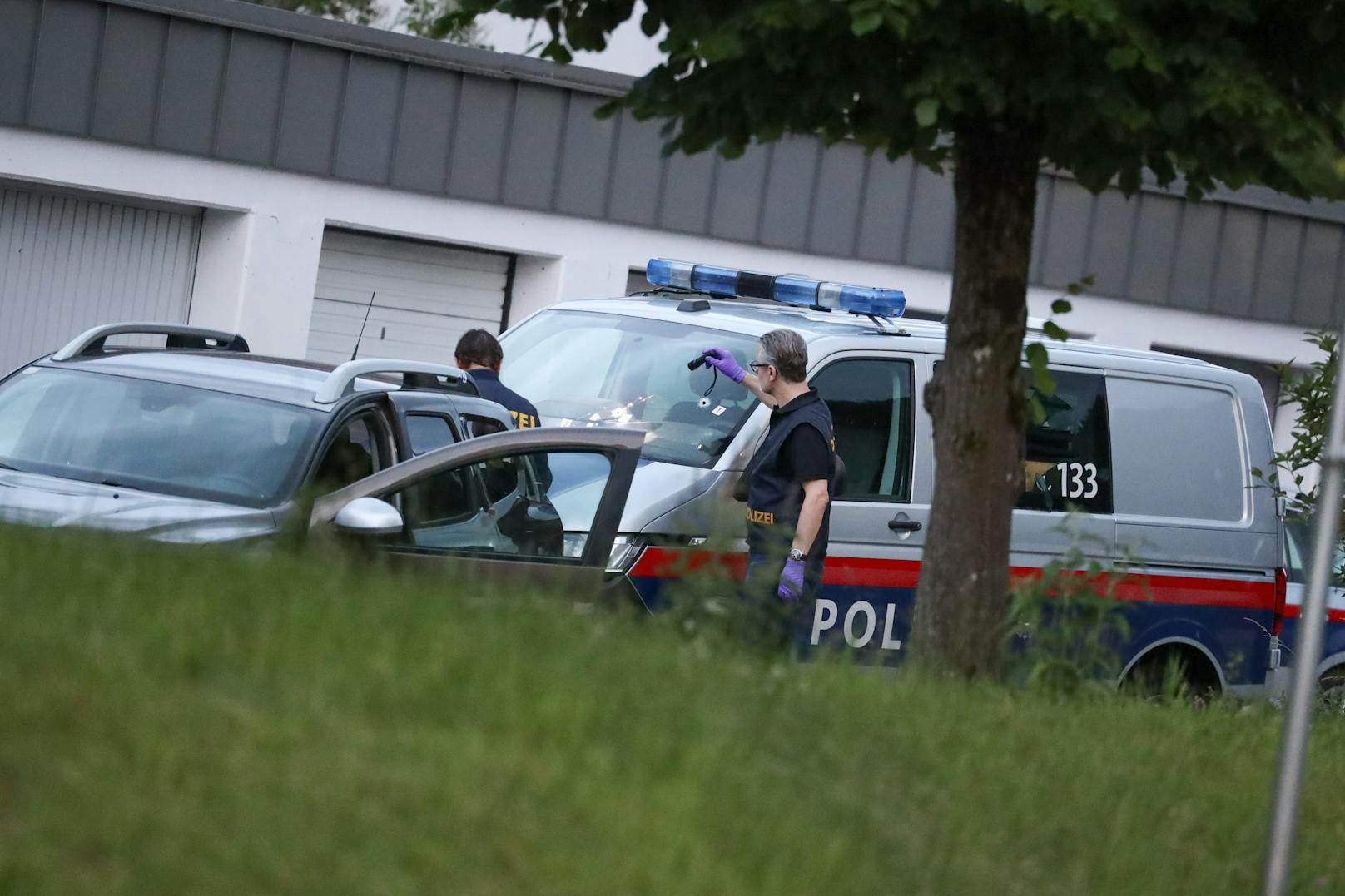 Im Zuge eines Einsatzes in Altmünster gab es laut Einsatzkräften einen Schusswechsel. Im Bild: Einschusslöcher in einem Polizeibus.