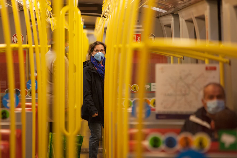 Wer ohne Maske in den Öffis erwischt wird, zahlt 50 Euro Strafe.