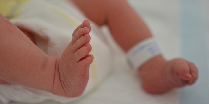 "Jonathan" wurde Ende Dezember 2019 auf einer Türmatte vor einer Wohnung in Alt-Lichtenberg abgelegt. Seine Eltern stehen nun vor Gericht. (Symbolbild).