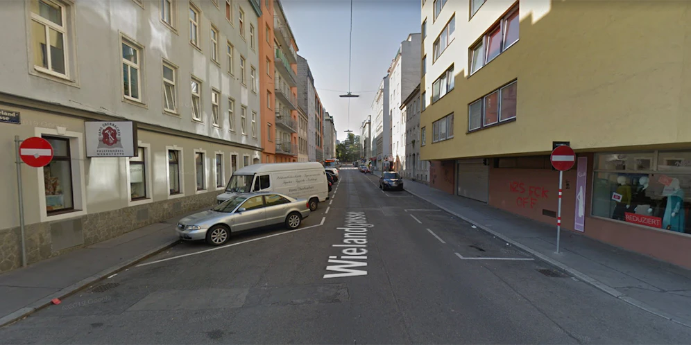 Ein 32-jähriger Mann wurde in der Wielandgasse von einem Unbekannten zunächst angesprochen und attackiert.