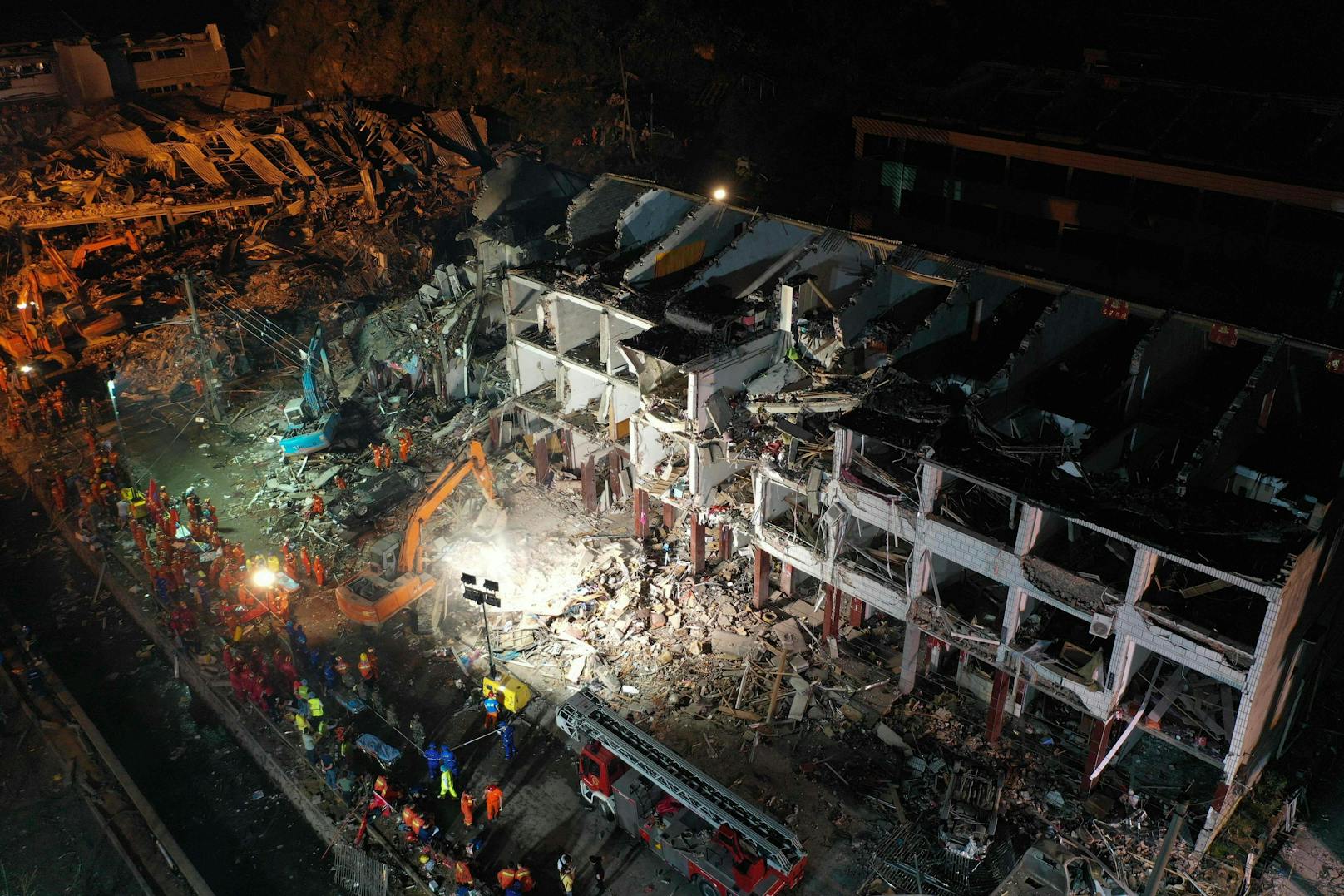 Wohnhäuser und Fabrikhallen nahe der Strasse wurden beschädigt: Die Explosion eines Tanklastwagens fordert in China zahlreiche Tote.