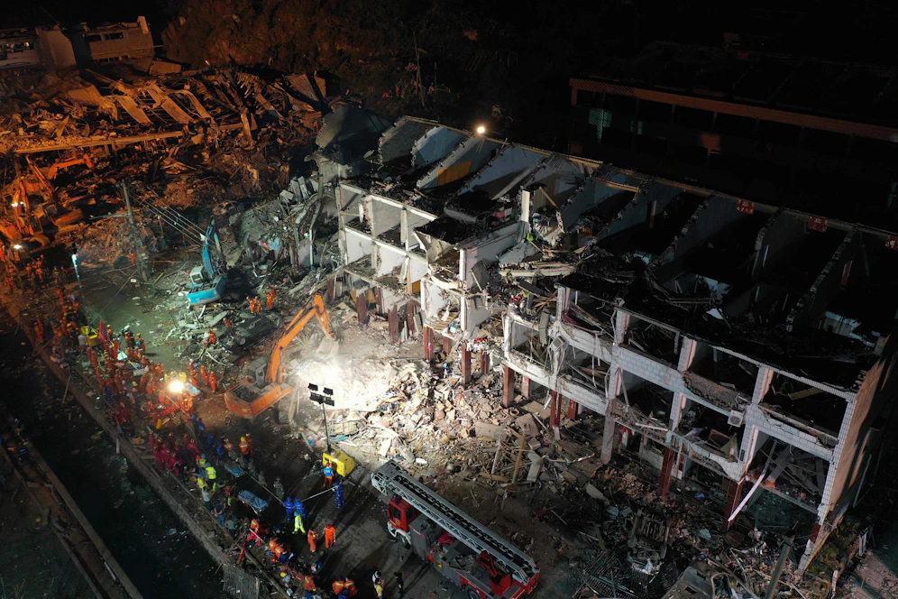 Wohnhäuser und Fabrikhallen nahe der Strasse wurden beschädigt: Die Explosion eines Tanklastwagens fordert in China zahlreiche Tote.