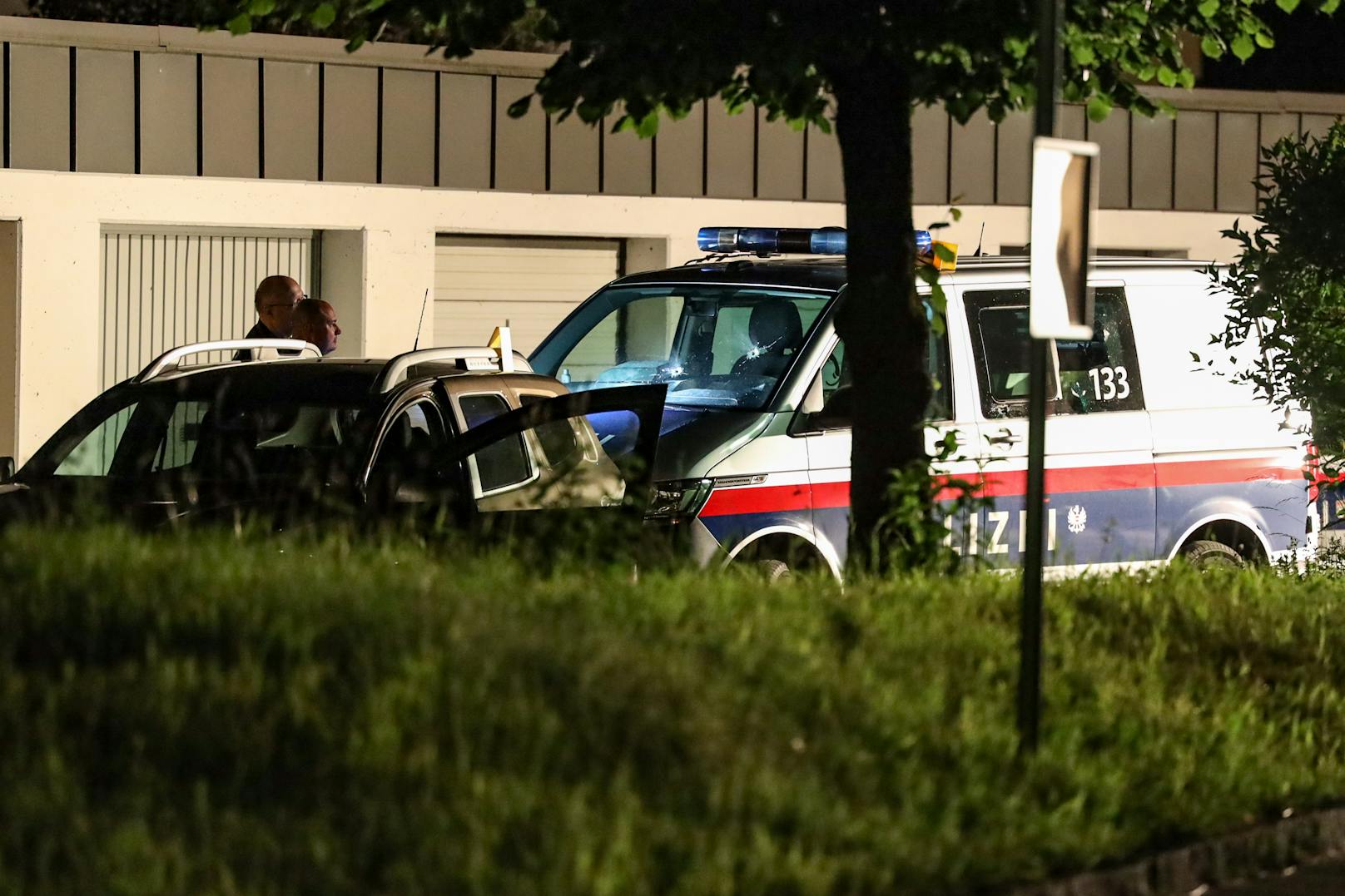Bilder vom Tatort zeigten unter anderem einen Polizeibus mit mehreren Einschusslöchern in der Windschutzscheibe.