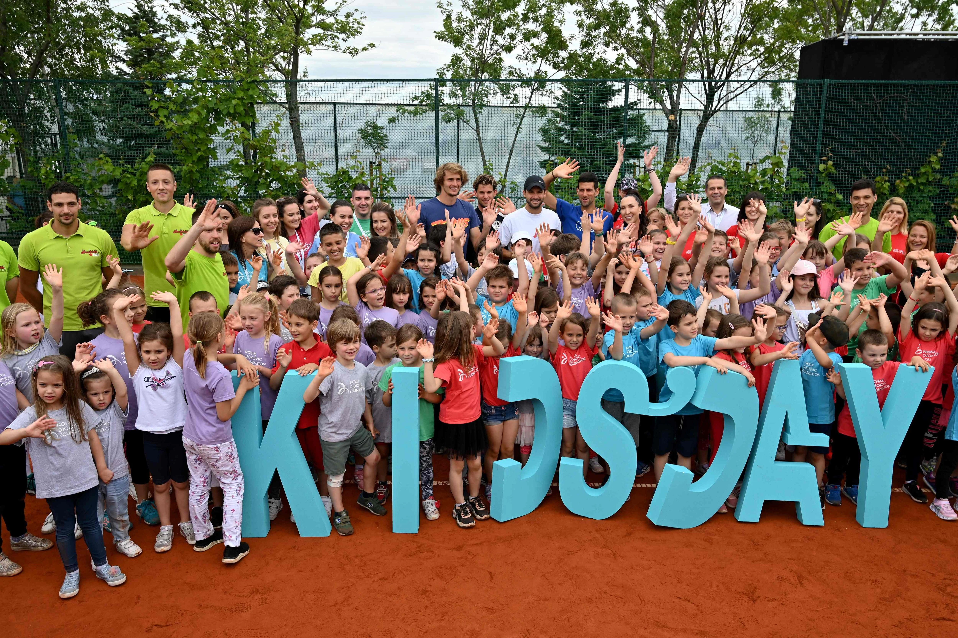 Thiem und Co. posieren mit Kindern.