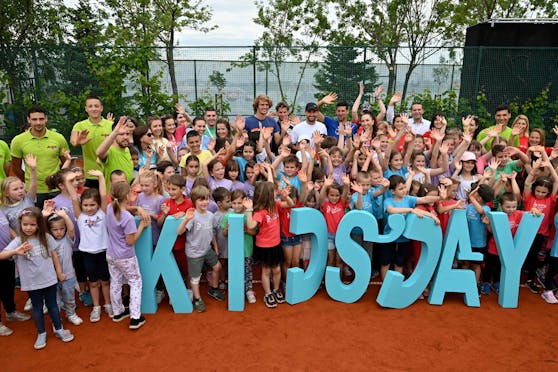 Thiem und Co. posieren mit Kindern.