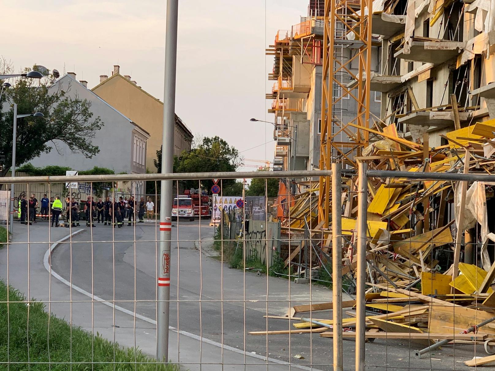 Bei der Mühlgrundgasse in der Donaustadt stürzte ein Baugerüst ein. 