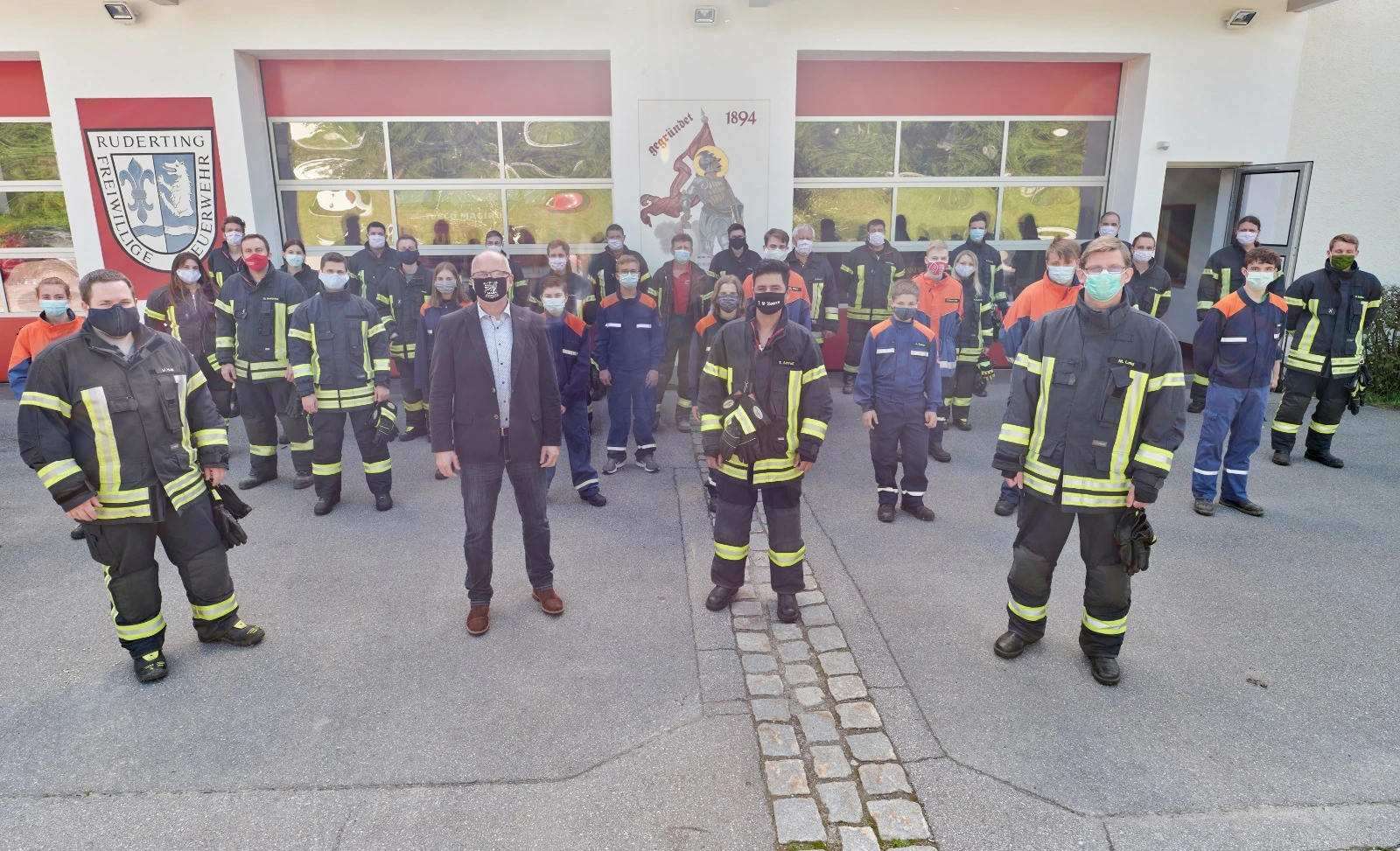 Auch die Feuerwehr setzt sich für den jungen Afghanen (2.v.re.) ein.