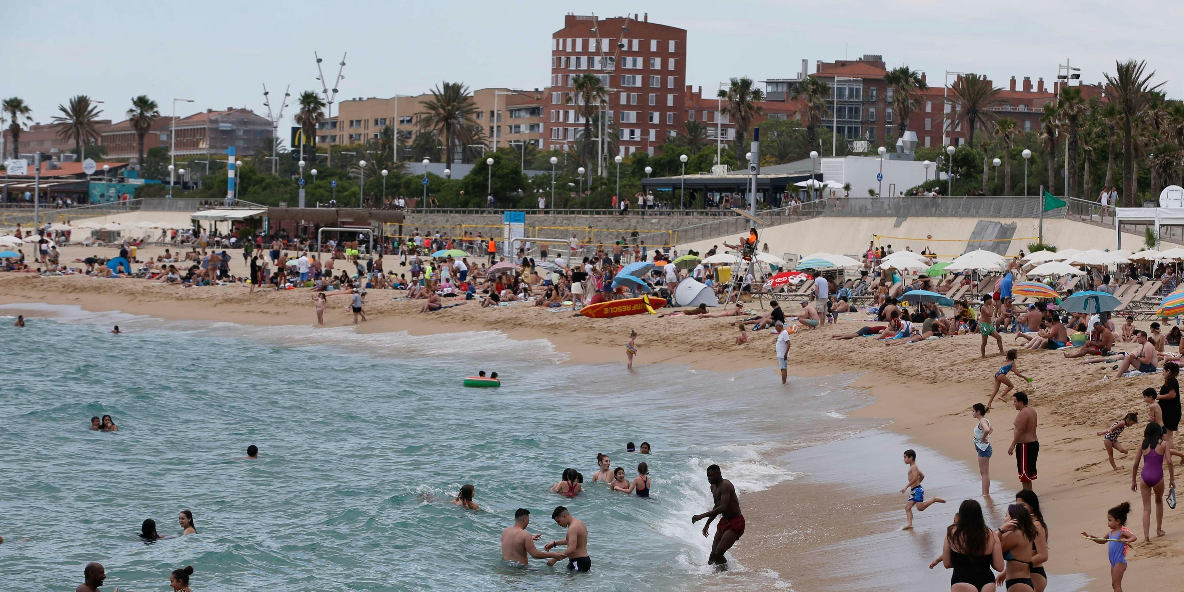 Zu viele Menschen tummelten sich auf den Stränden in Barcelona.