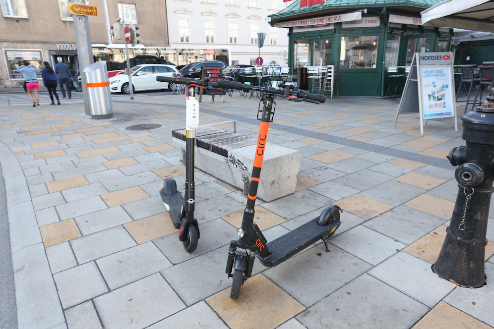 Seit 1. Mai gelten strengere Regeln und Parkverbote für E-Scooter, doch kaum einer kennt sie.
