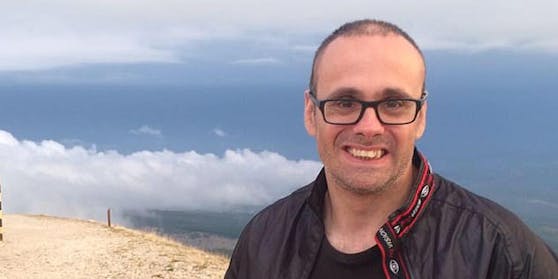 Martin C. klagt auf 150.000 Euro, da die geküsste Frau eine Fieberblase hatte..