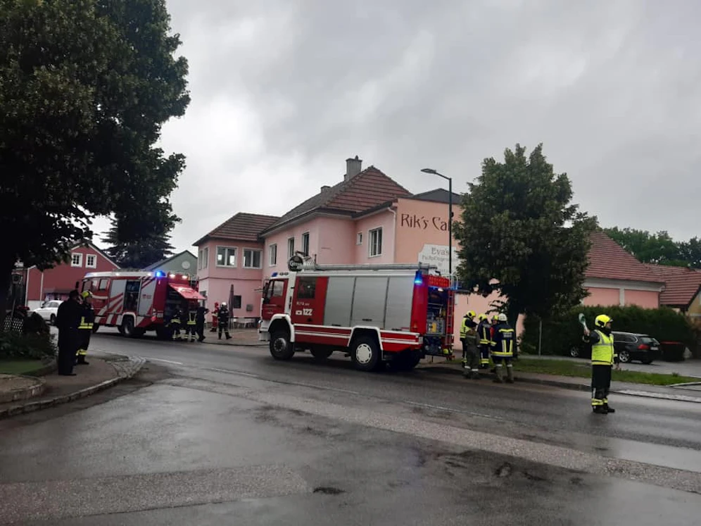 45-Jähriger legte Brand in Wohnhaus, Feuerwehr im Einsatz.