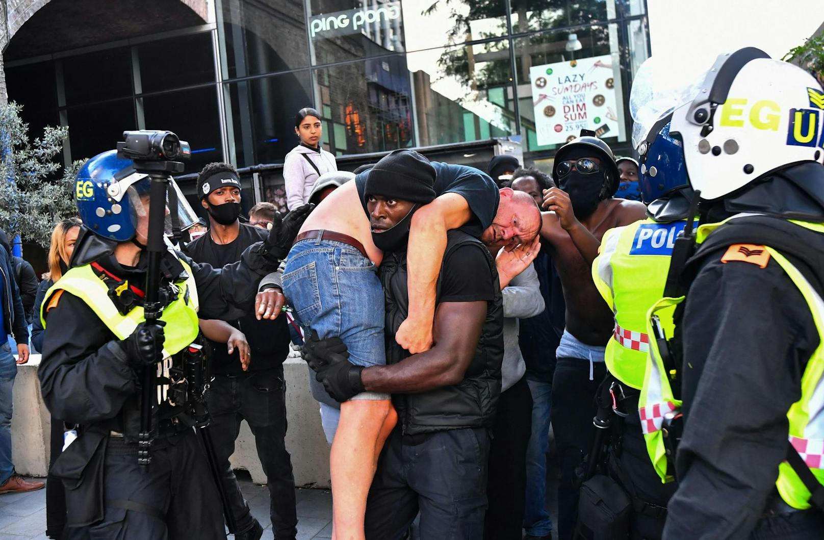 Ikonisches Bild: Ein "Black Lives Matter"-Demonstrant trägt einen verwundeten Rechten.