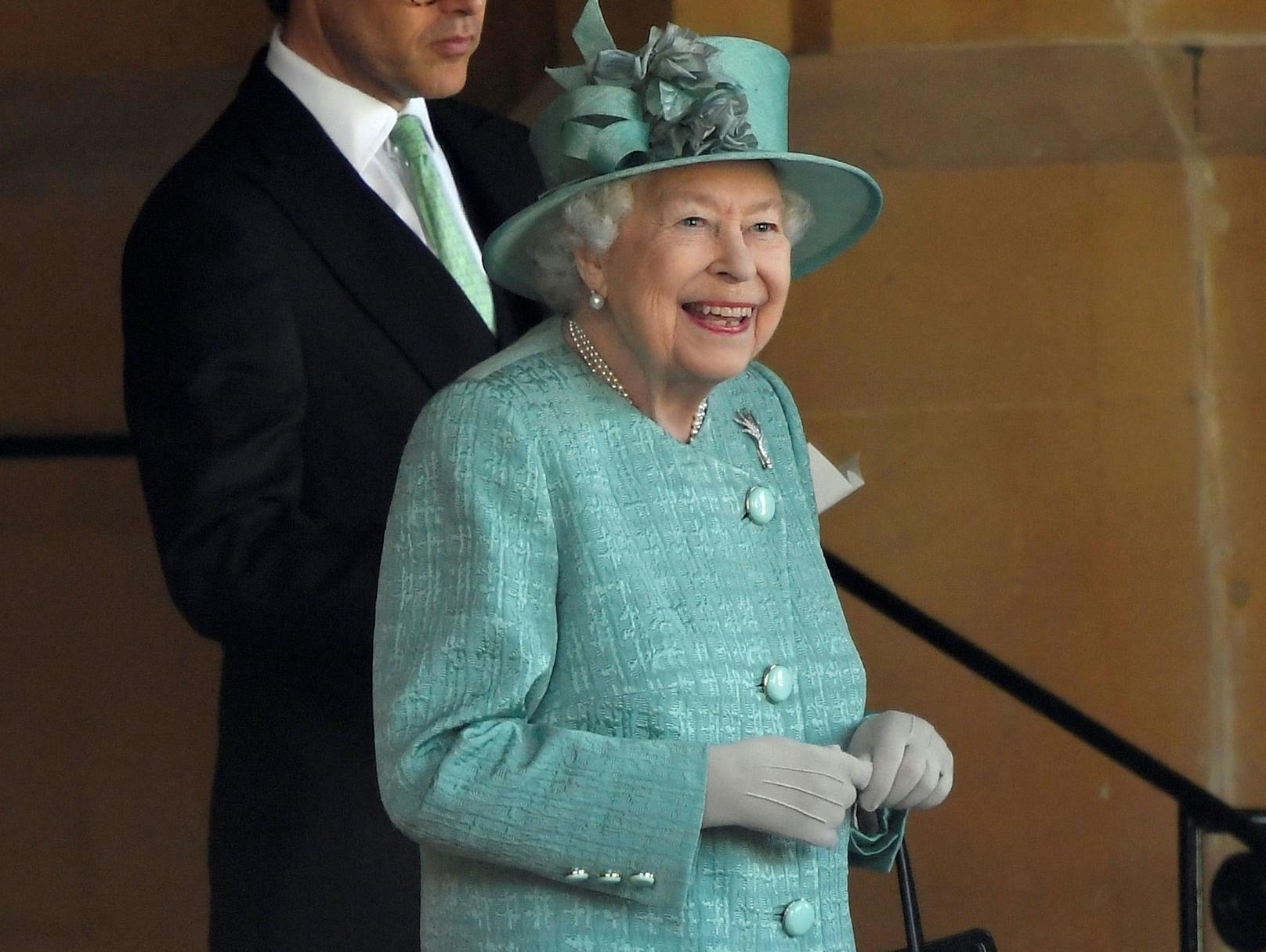 <strong>Queen Elizabeth II. </strong>selbst soll laut "Daily Express" die erste Staffel von "The Crown" gesehen haben. Wie die Zeitung berichtet, sollen der rüstigen Monarchin die Folgen gefallen haben. Ob sie die Serie weiterhin verfolgt, ist aber nicht bekannt.<br>
