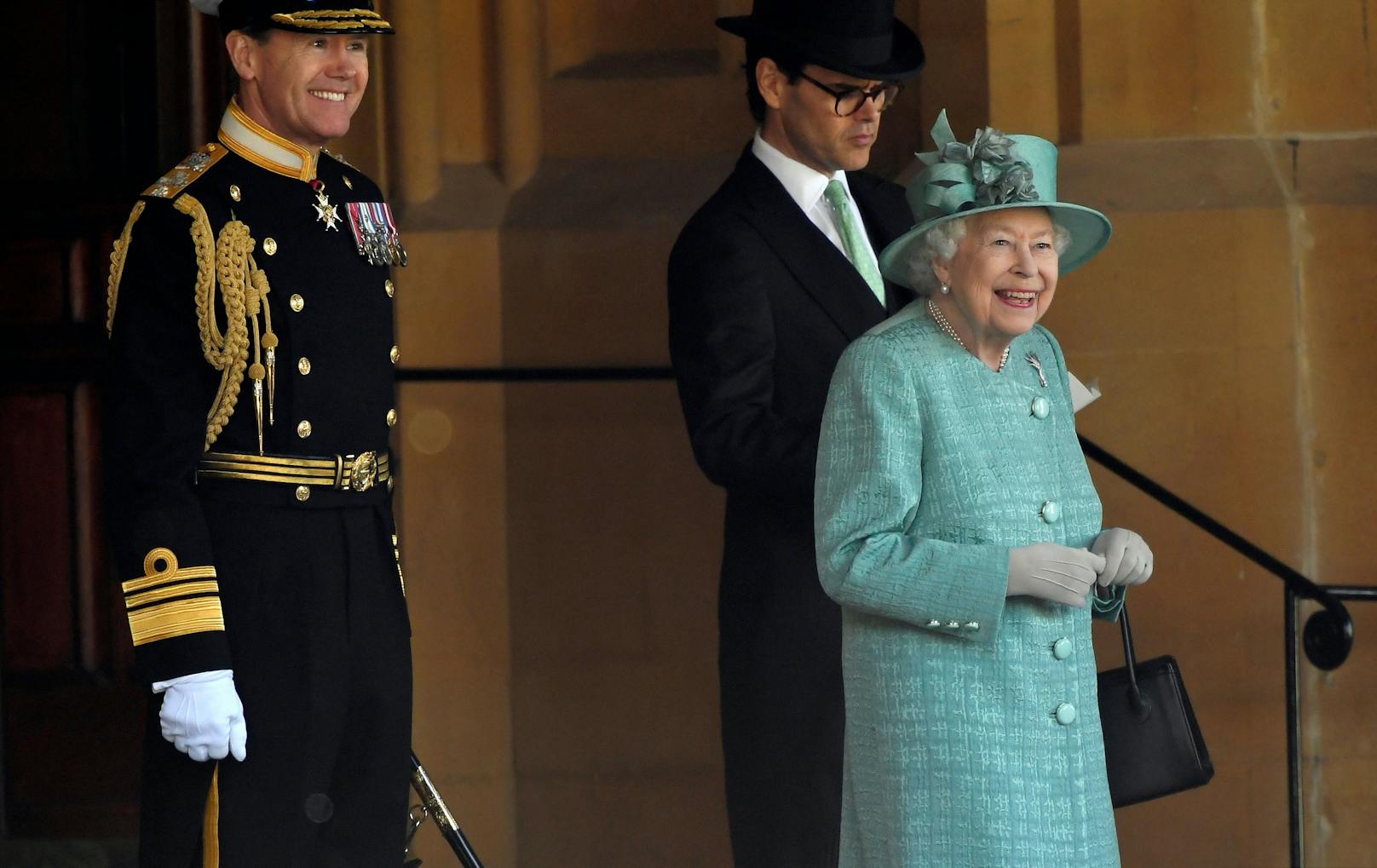 <strong>Queen Elizabeth II.</strong> (re.) freut sich über die "Trooping the Colour"-Parade, die man ihr zu Ehren in diesem Jahr auf Schloss Windsor abhielt.