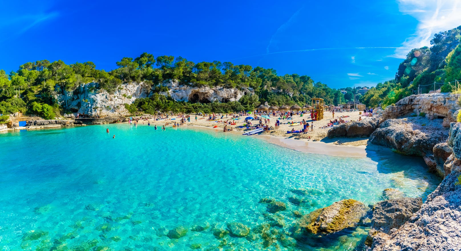 <strong>Platz 1: </strong>Mit 157.980 Suchanfragen landet <strong>Spanien </strong>auf dem ersten Platz der beliebtesten Urlaubsziele der Deutschen. Und das mit gutem Grund: Neben bekannten balearischen Inseln wie Mallorca oder Ibiza überzeugen die Kanarischen Inseln mit ihrer rauen Schönheit.