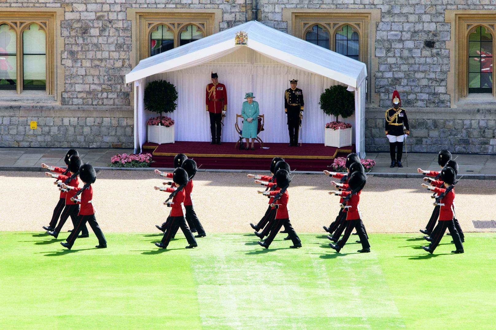 Nur eine Handvoll Soldaten in roten Parade-Uniformen und schwarzen Bärenfellmützen marschierten vor der Monarchin auf.