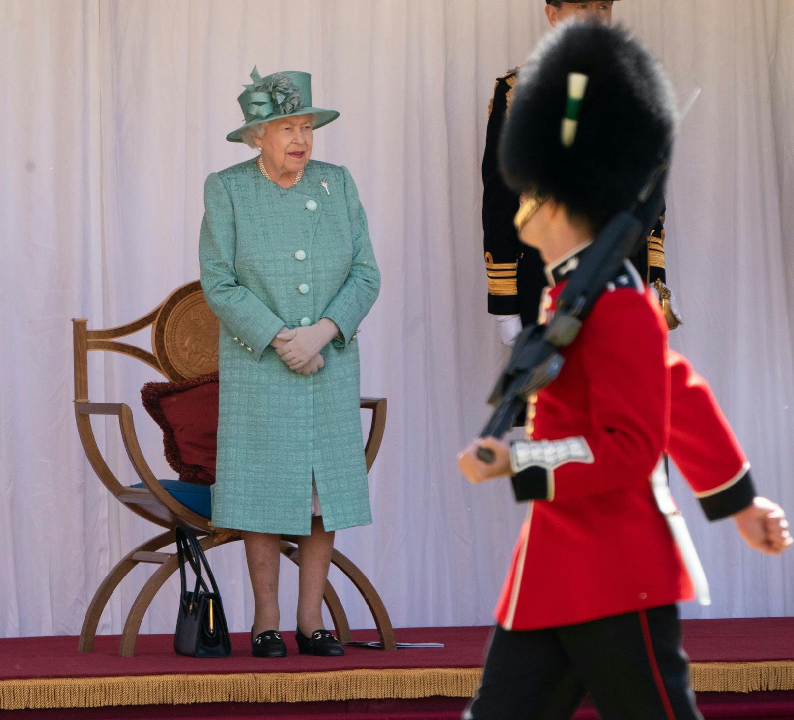 <strong>Queen Elizabeth II.</strong> begutachtet die Militärparade.