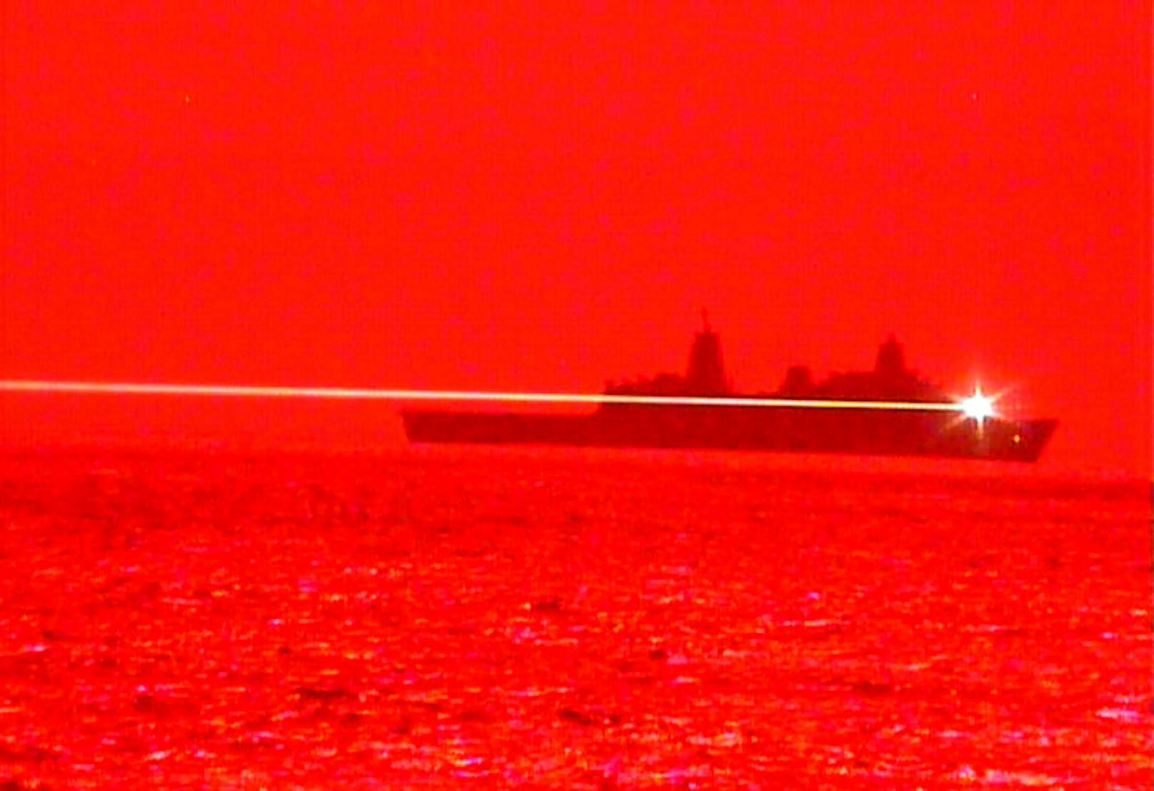 Die USS Portland feuert am 16. Mai ihre neuartige Laserwaffe auf eine Drohne ab ...