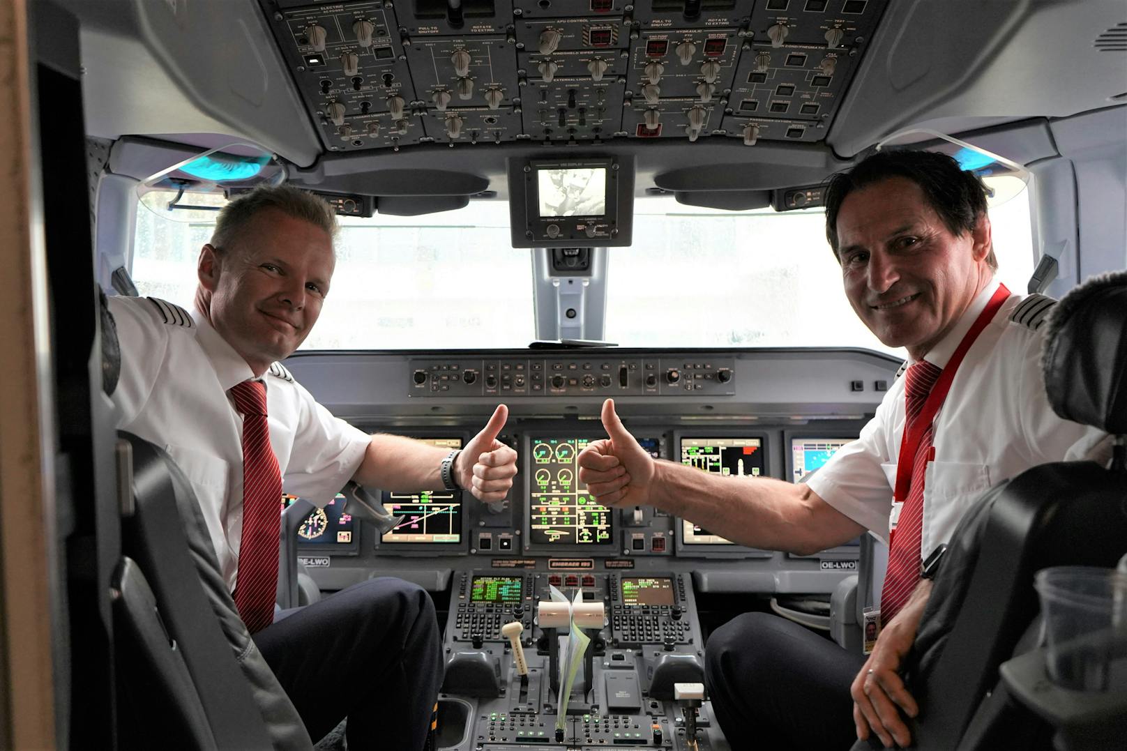 Im Cockpit der Maschine saßen Embraer-Flottenchef Ewald Roithner und Sicherheitspilot Rudolf Buchsteiner.