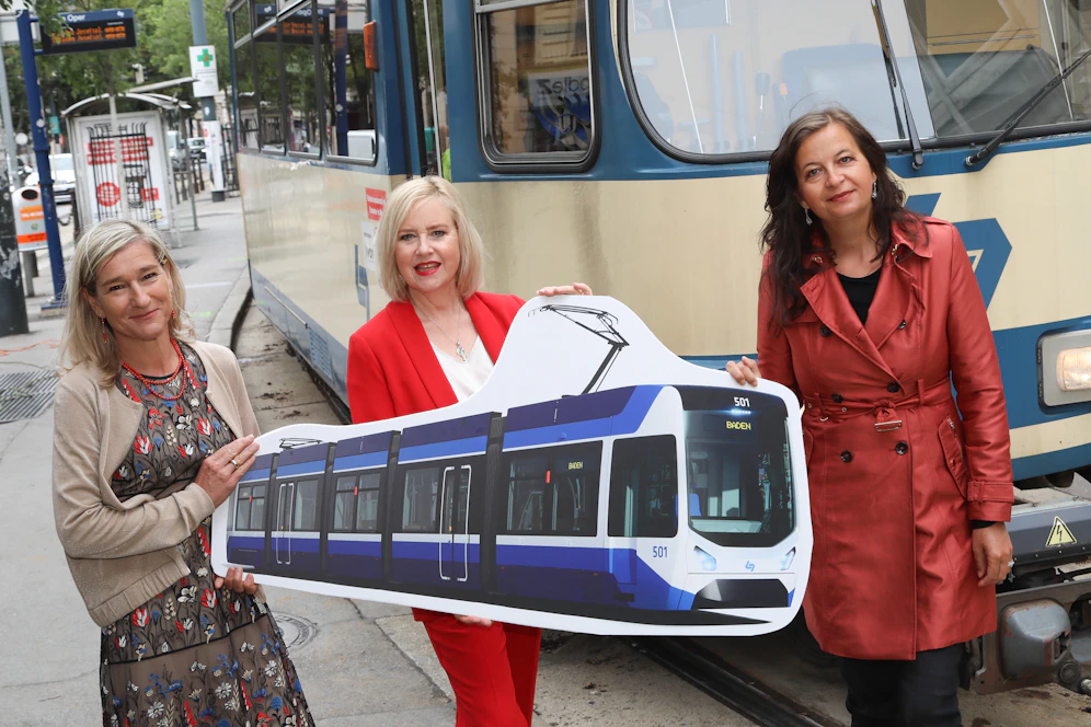 Monika Unterholzner (GF Wiener Lokalbahnen), Elisabeth Engstler und Öffi-Stadträtin Ulli Sima (v.l.)