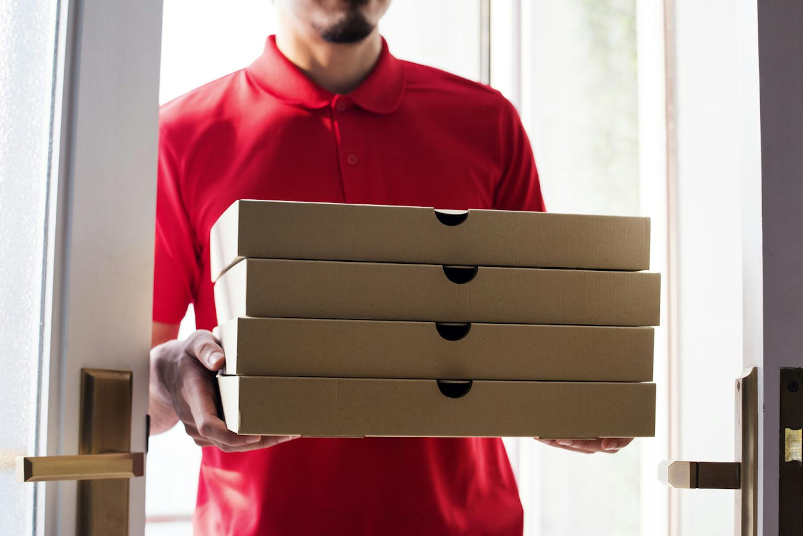 Die 19-Jährige bestellte laut Polizei 50 Pizzen, nur um ihren Ex-Freund beim Ausliefern beobachten zu können.