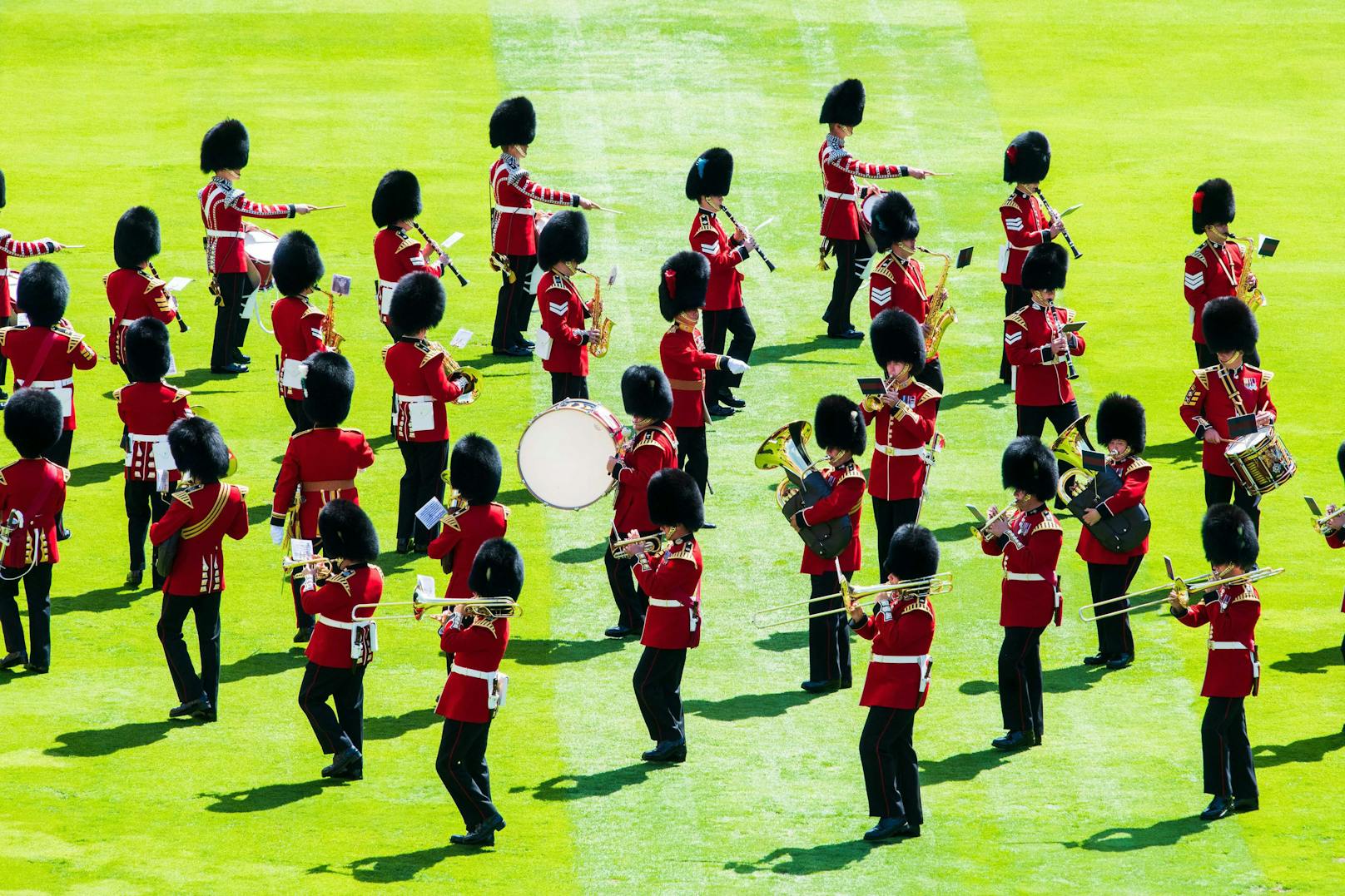 Die Militärkapelle spielte unter anderem die britische Nationalhymne "God save the Queen" und marschierte in Formation.