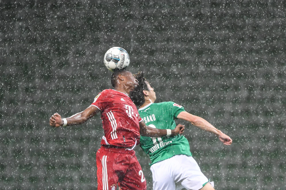 Bayern-Star Alaba (l.) beim Luftkampf in Bremen