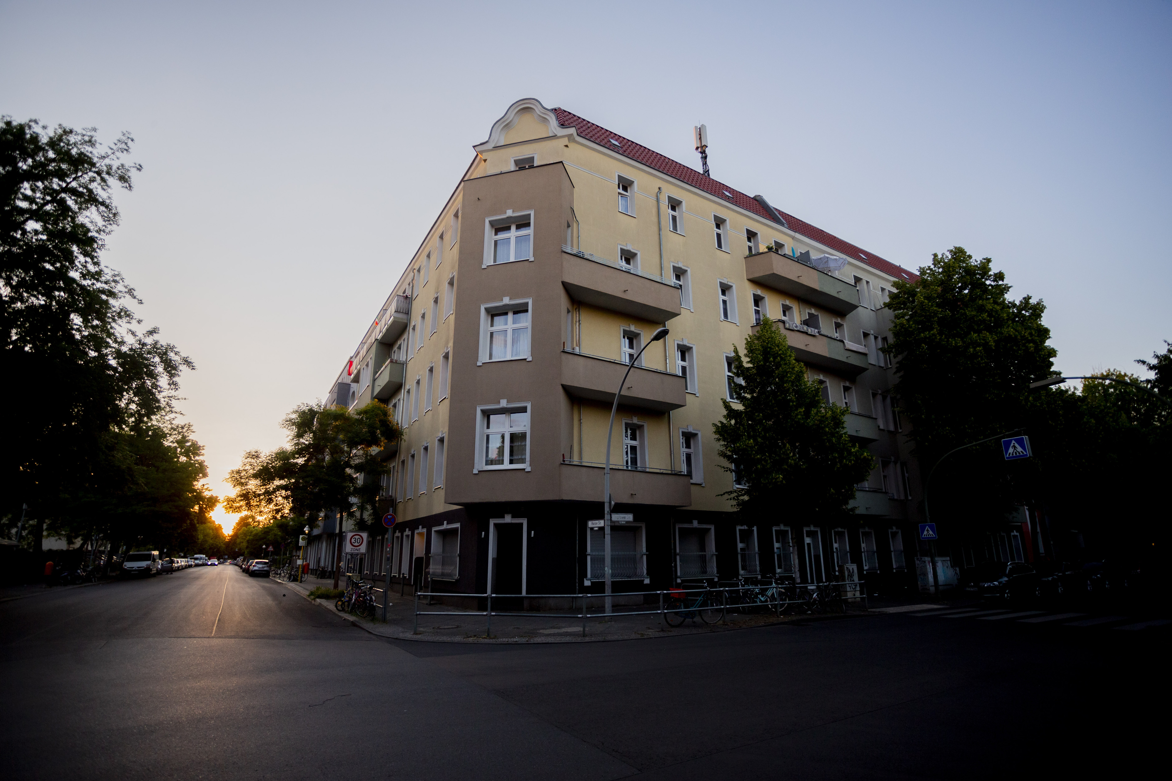Im Berliner Stadtteil Neukölln wurde ein ganzer Wohnblock wegen Corona unter Quarantäne gestellt.