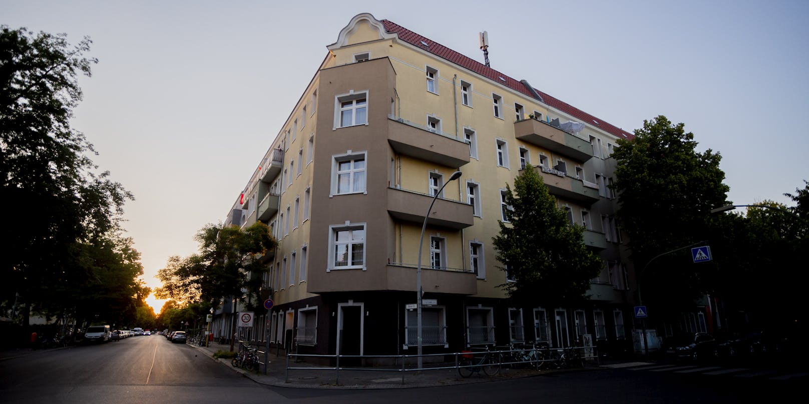 Im Berliner Stadtteil Neukölln wurde ein ganzer Wohnblock wegen Corona unter Quarantäne gestellt.