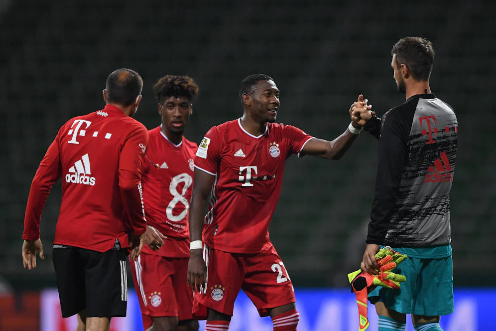 Alaba jubelt über den neunten Titel mit den Bayern