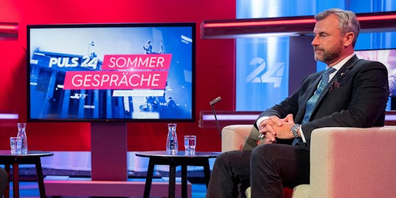 Hofer mit Vollbart und Sneakers beim Puls-4-Sommertalk.