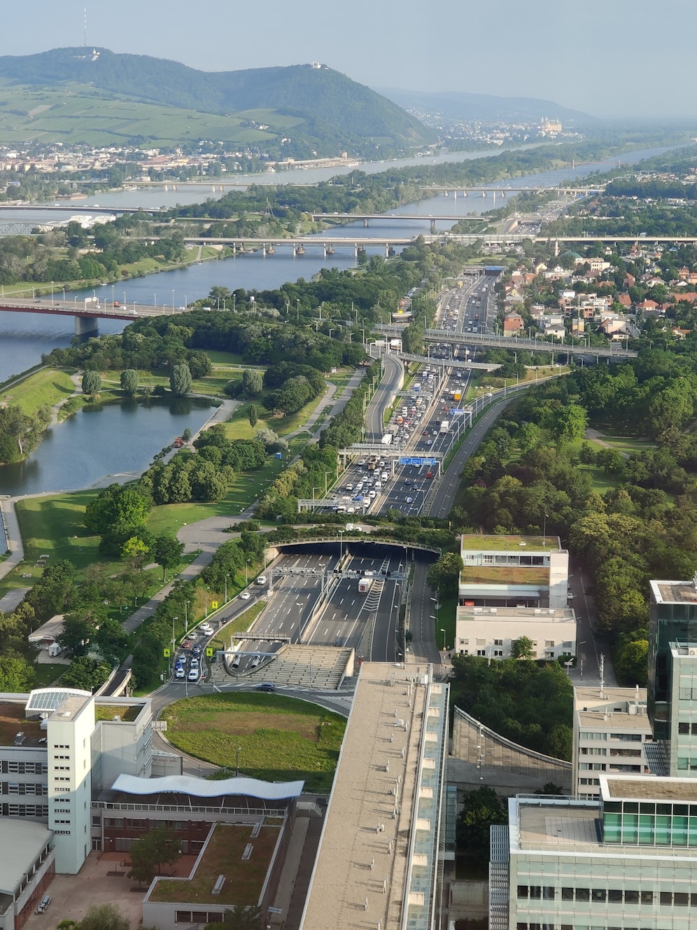 Ein Brand auf A22 Donauufer Autobahn behindert den Verkehr.